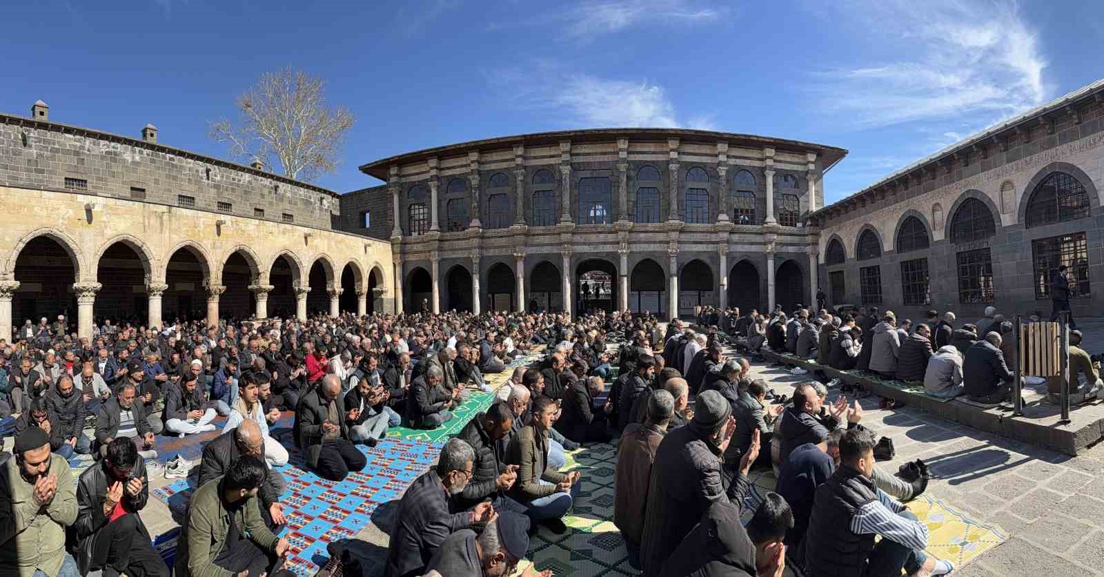 İslam aleminin 5. Harem-i Şerif’inde binlerce kişi Ramazan ayının ilk cuma namazında saf tuttu