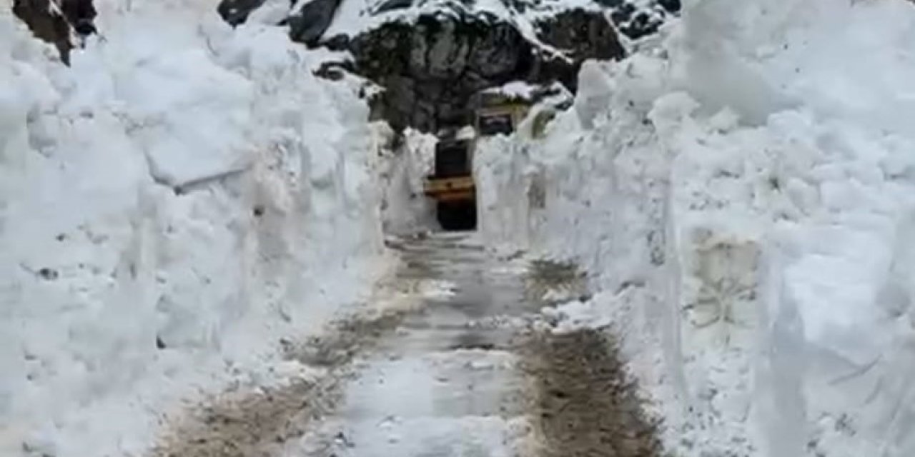 Bitlis’te ulaşım için 5 metrelik kar engelini aştılar