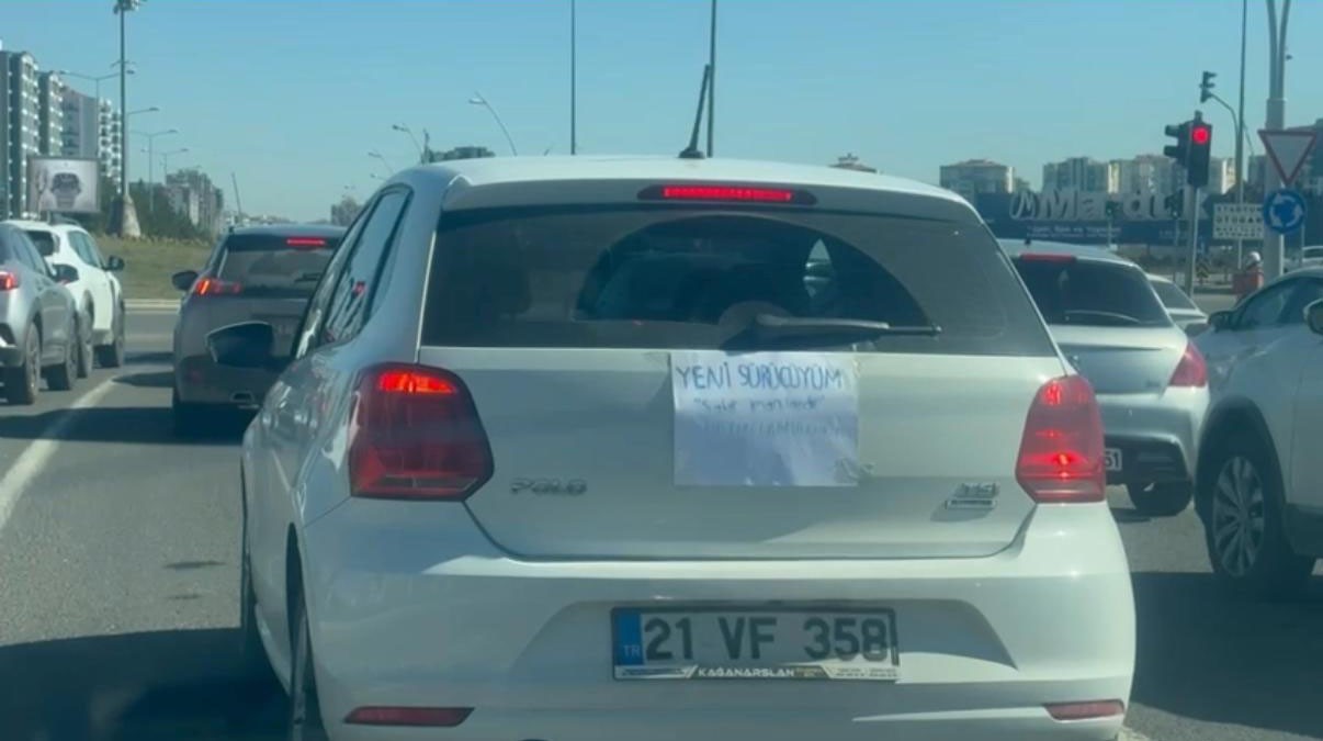 Kadın sürücü ’yeni sürücüyüm, sabır imandandır’ yazısıyla trafiğe çıktı