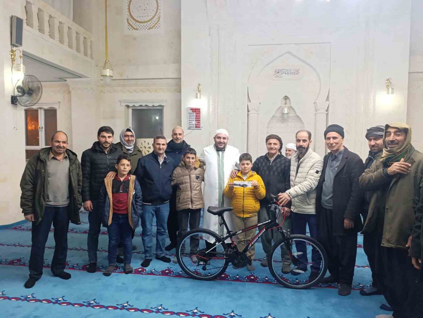 Diyarbakır'da başarılı öğrencilere bisiklet ve akıllı saat hediye edildi