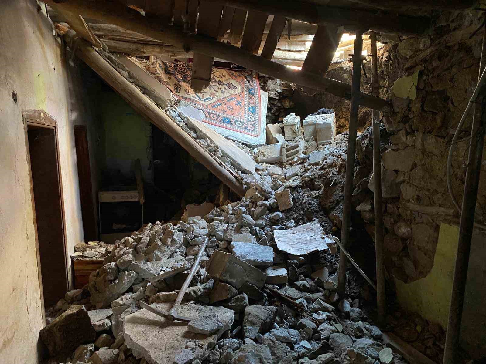 Çatak’ta 2 katlı evin toprak damı çöktü