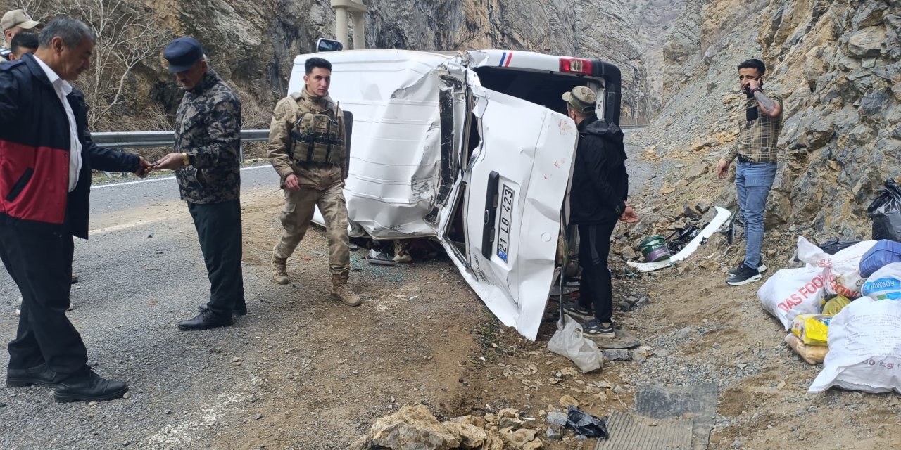 Hakkari-Çukurca kara yolunda minibüs takla attı: 1’i ağır 4 yaralı