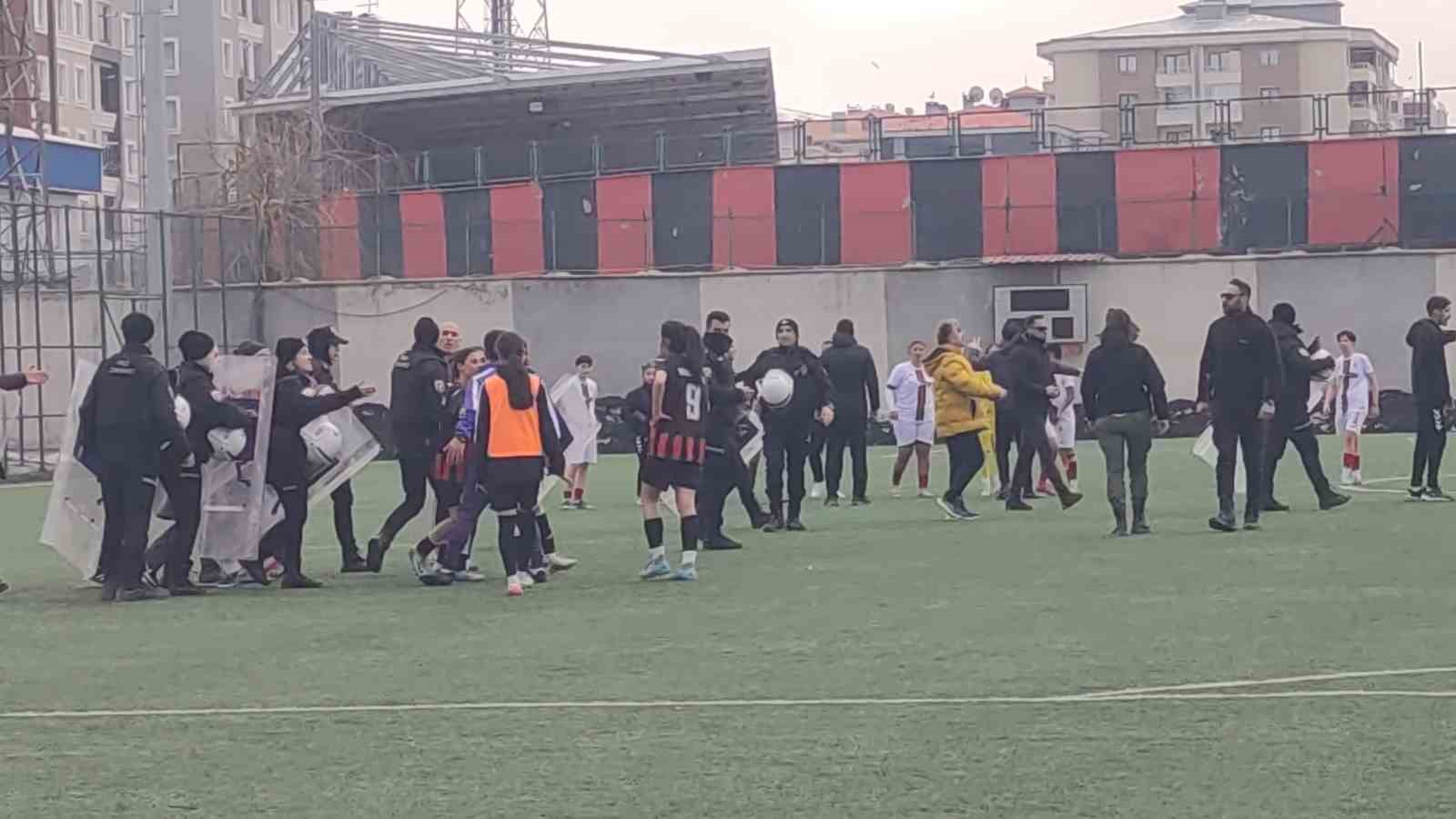 Van’da maç bitti yumruklar konuştu