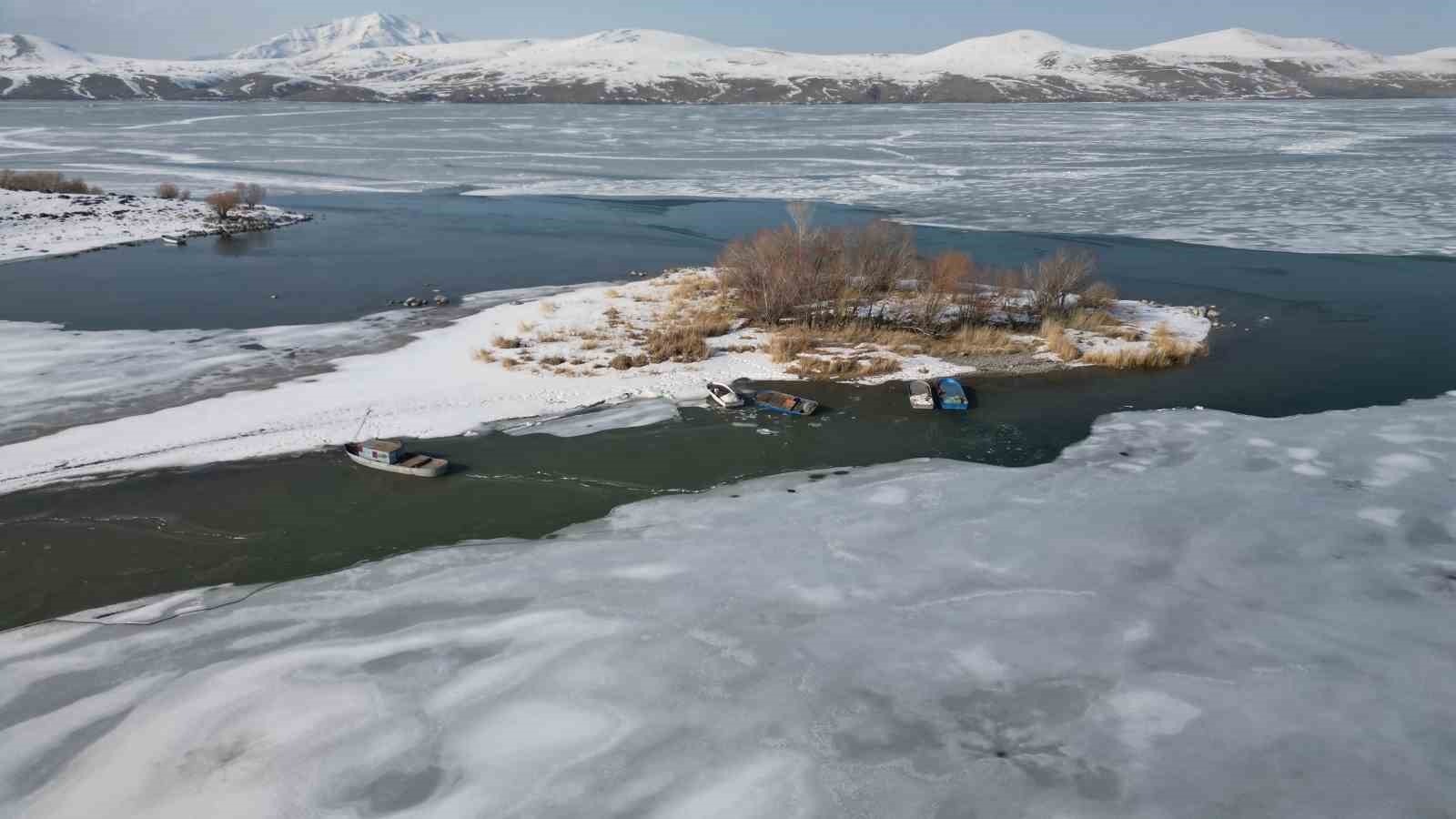 Bitlis’te donan göller erken ısınmayla çözülmeye başladı