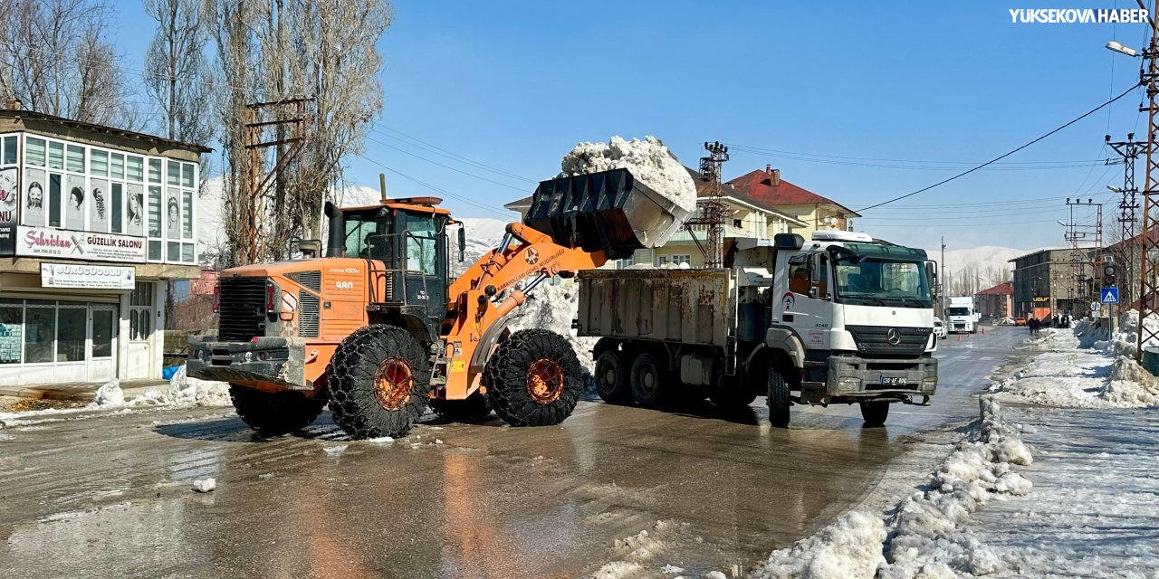 Yüksekova’da Karayolları kaldırımdaki karları temizliyor