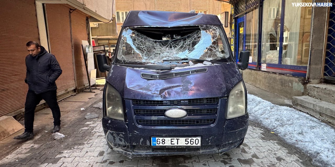 Yüksekova’da kar kütlesi otomobilin üzerine düştü