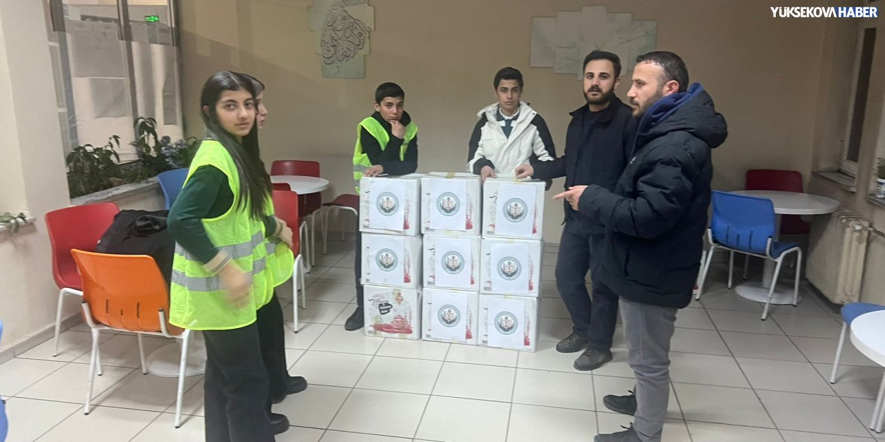 Yüksekova’da öğrenci ve öğretmenlerden Ramazan ayında 200 aileye gıda yardımı