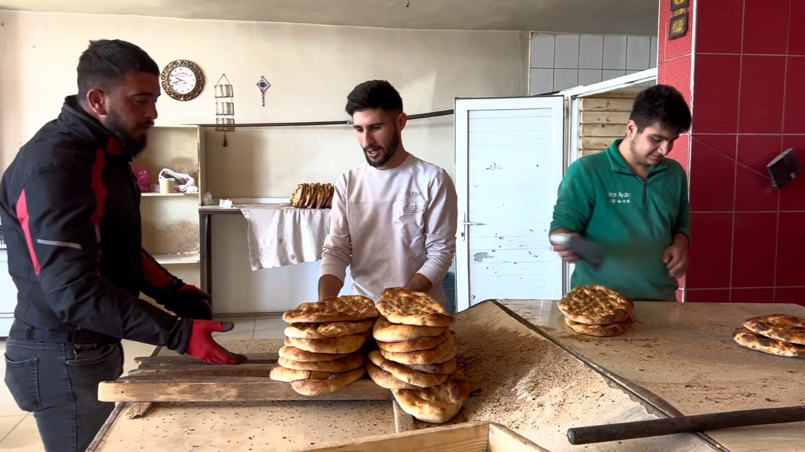 Bitlis'te üç fırın Ramazan pidesini eski fiyattan satacak