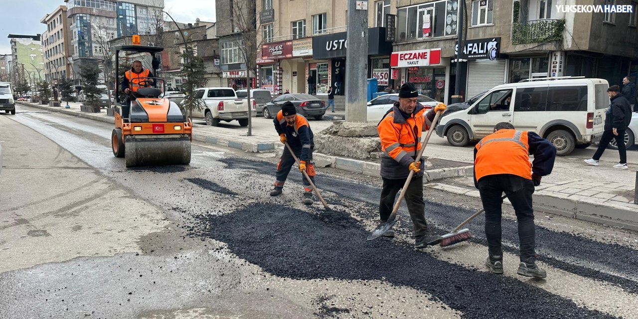Yüksekova’nın Cengiz Topel Caddesi’nde yol onarım çalışması