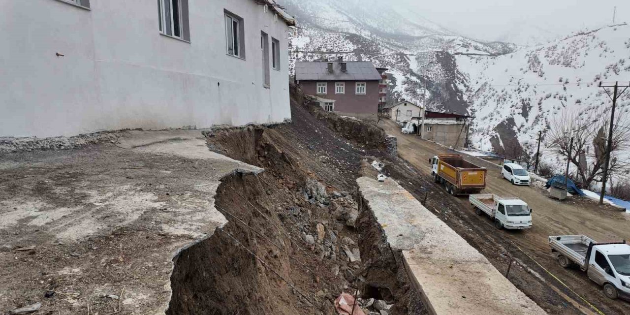 Bütün birikimi ile ev yaptı, toprak kayması ile ’hayatı’ askıda kaldı