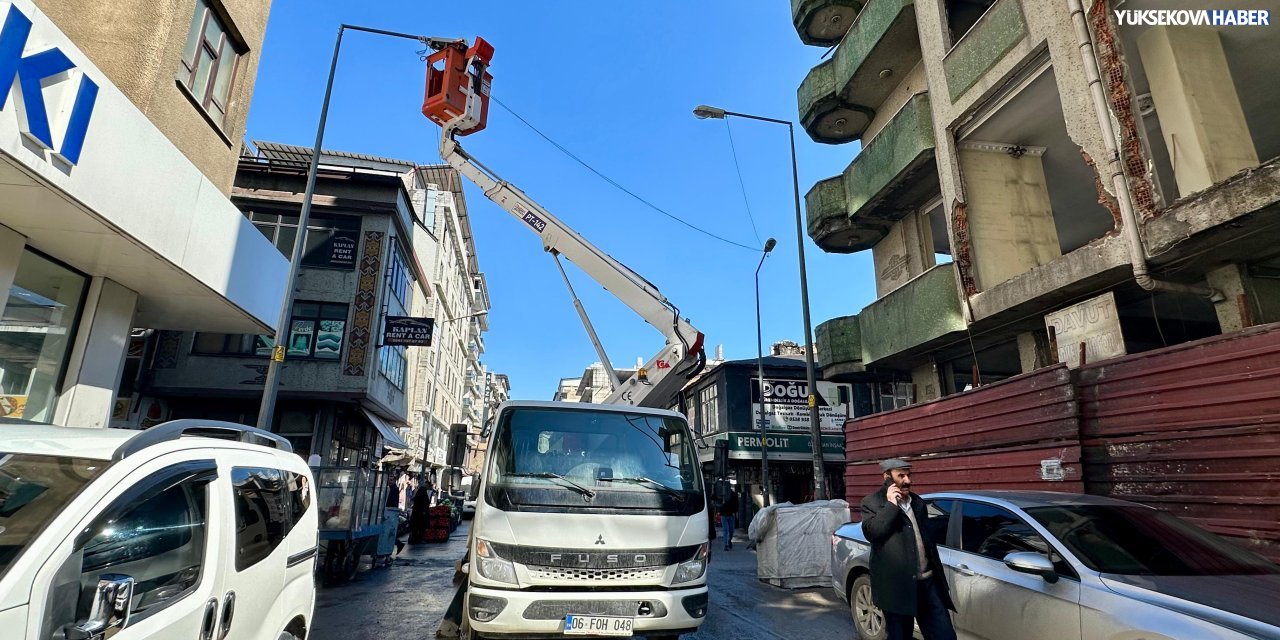 Yüksekova’da arızalı sokak lambaları onarıldı
