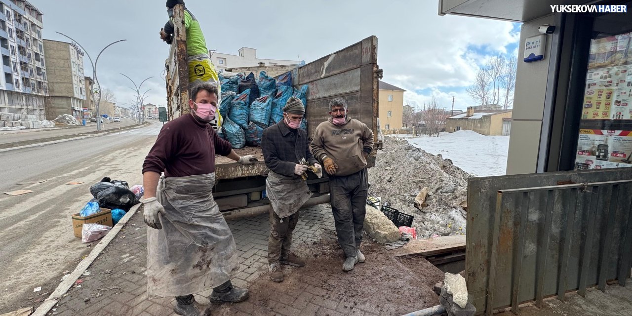 Yüksekova’da işçilerin zorlu mesaisi