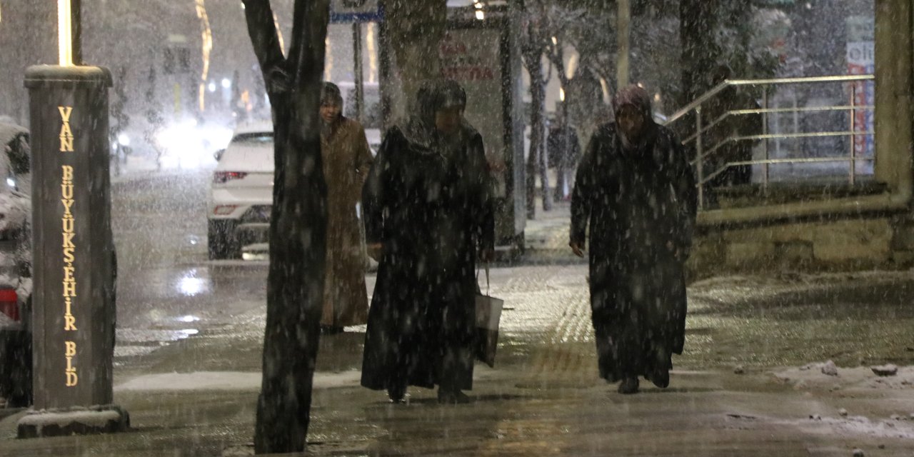 Van’da eğitime kar tatili