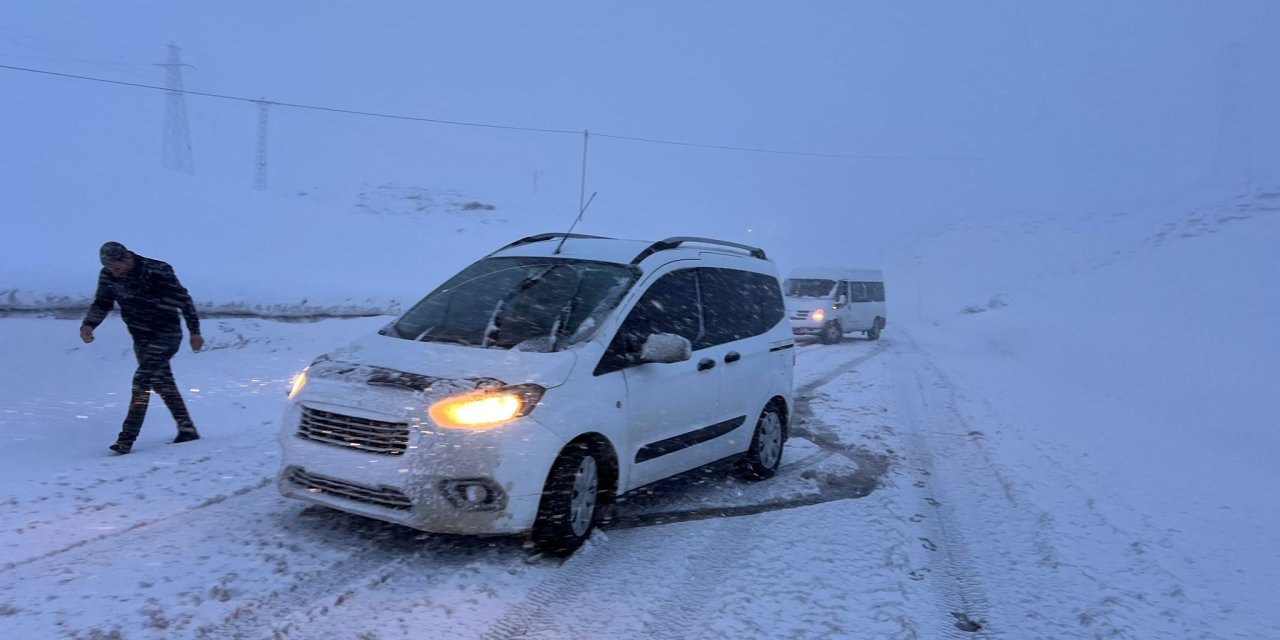 Yüksekova'da  kar ve tipi; araçlar yolda kaldı