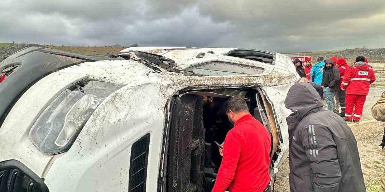 Şırnak’ta işçileri taşıyan servis kaza yaptı: 9 yaralı