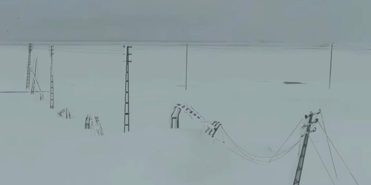 Kar yağışı Yüksekova’da enerji direklerini devirdi