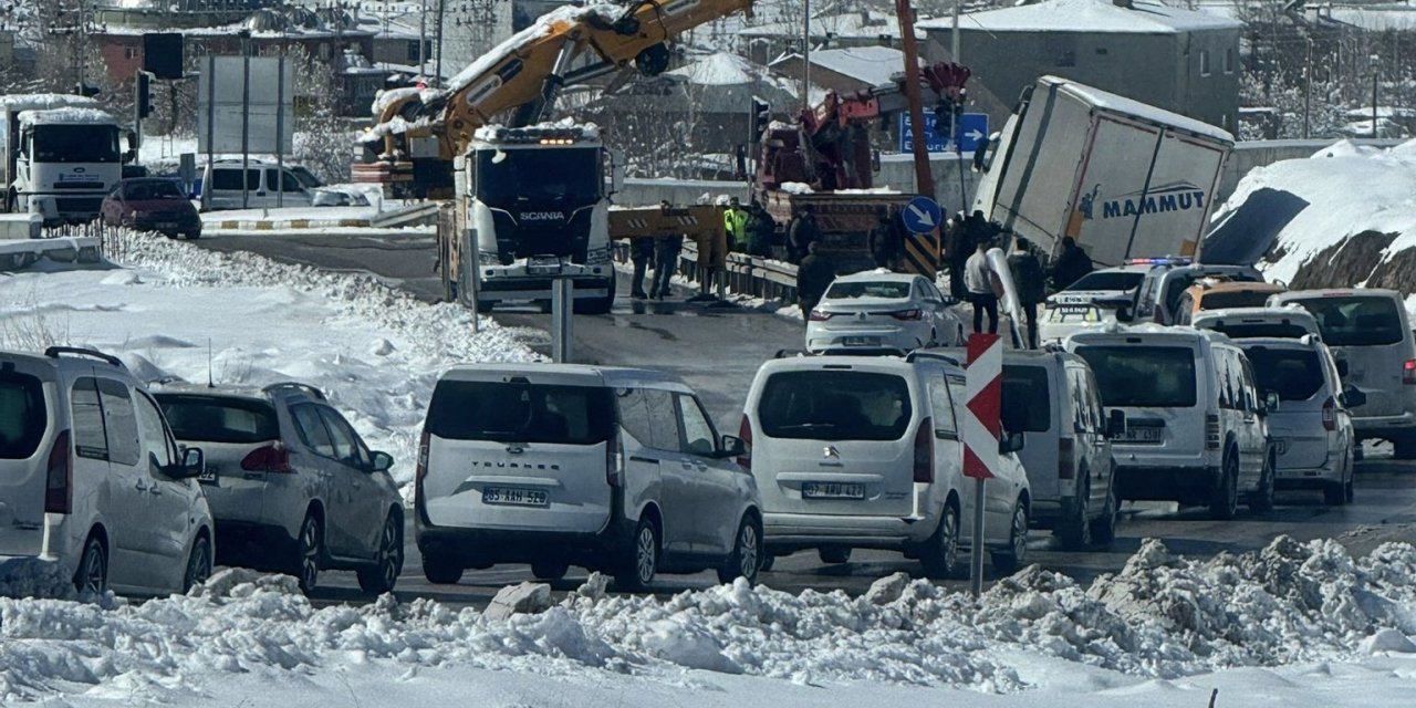 Van'da tır kazasında uzun araç kuyruğu oluştu