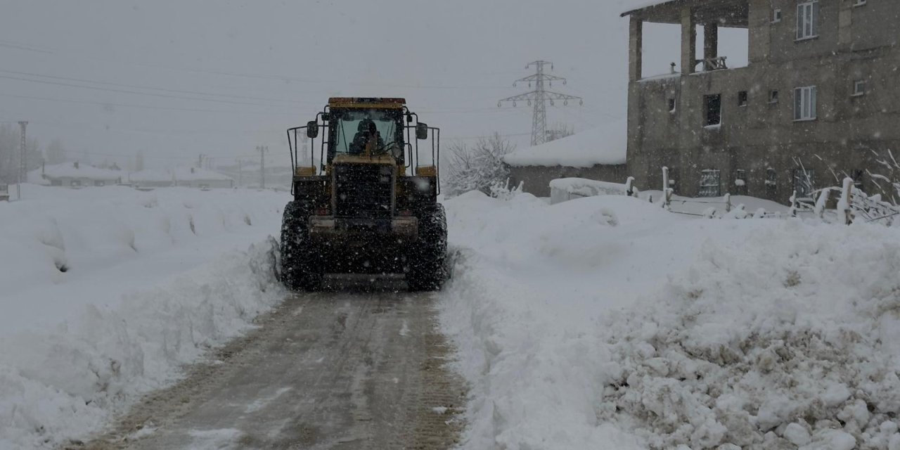 Yüksekova’da kar yağışı sonrası yol açma çalışmaları sürüyor