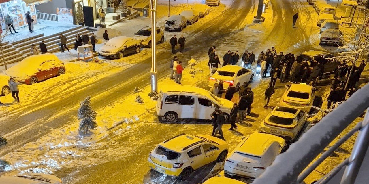 Hakkari’de buzlanma kazalara yol açtı, toplu taşıma erken durduruldu