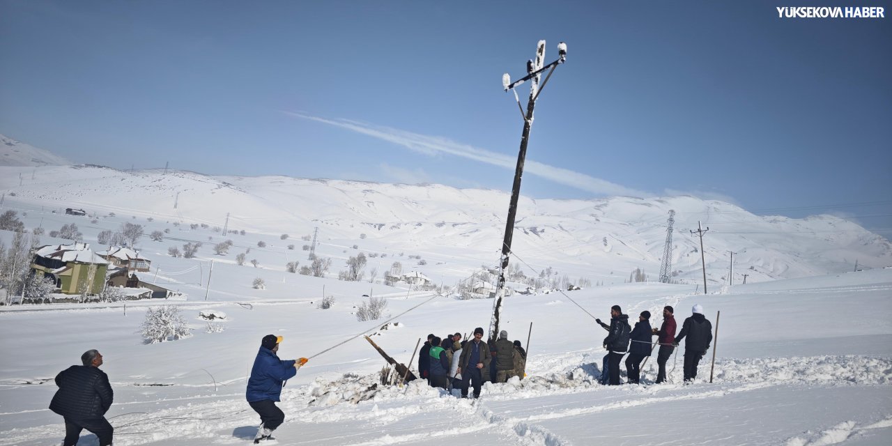 Beşatlı köyünde devrilen elektrik direklerini vatandaşlar onarmaya başladı