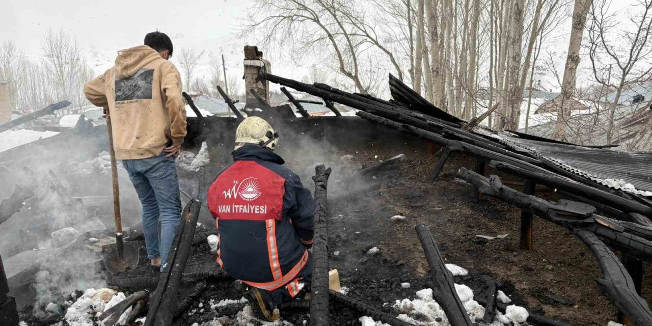 Van’da çatı yangını