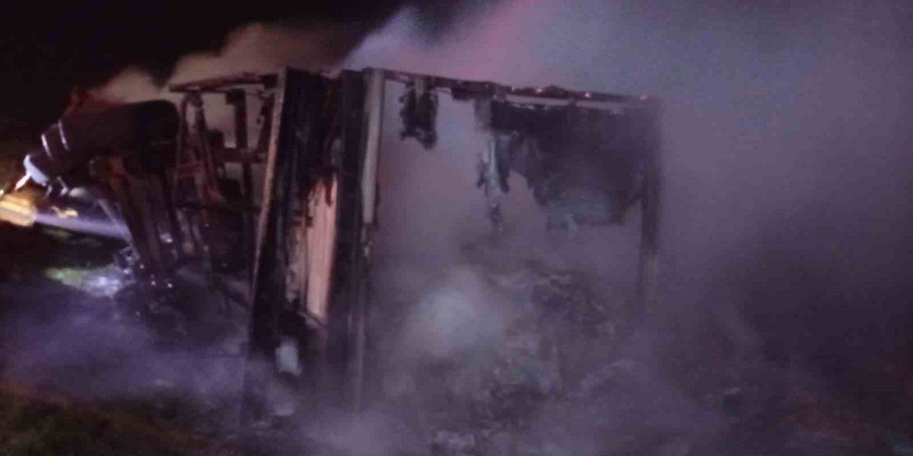 Şırnak’ta mandalina yüklü tır cayır cayır yandı