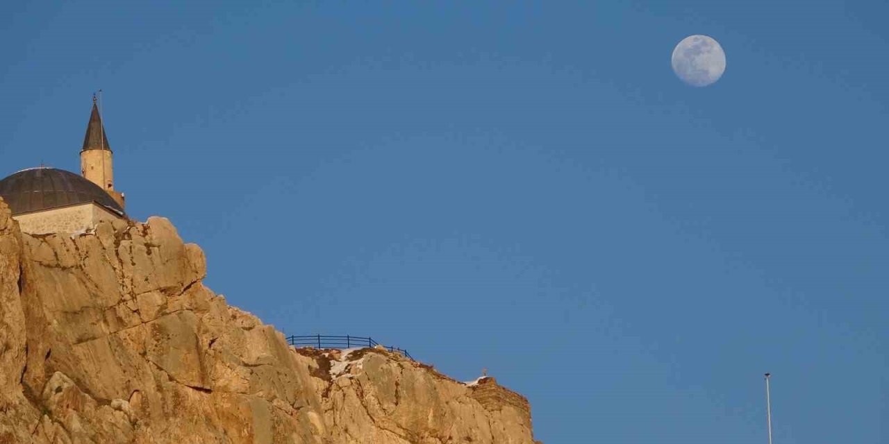 Van Kalesi’nde gökyüzü şöleni