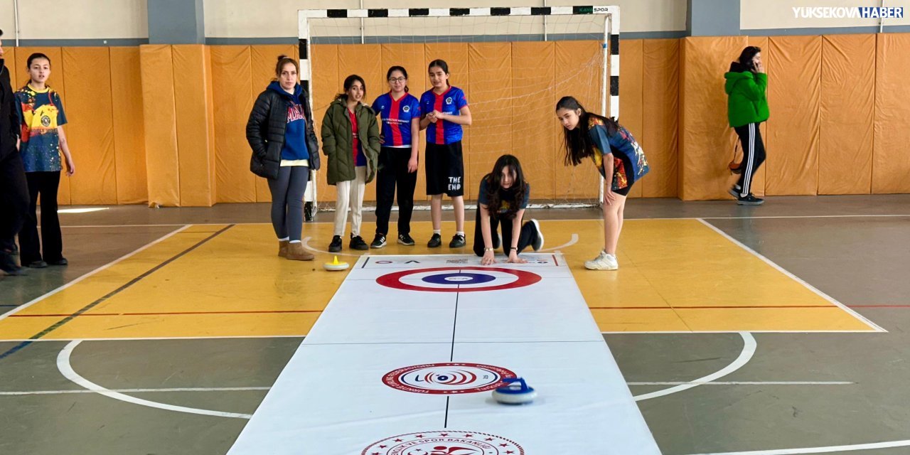 Yüksekova’da okul sporları floor curling turnuvası başladı