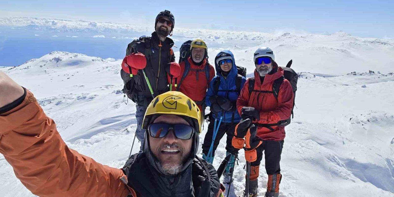 İstanbul Doğa Sporları Kulübü’nden Süphan Dağı’na kış tırmanışı