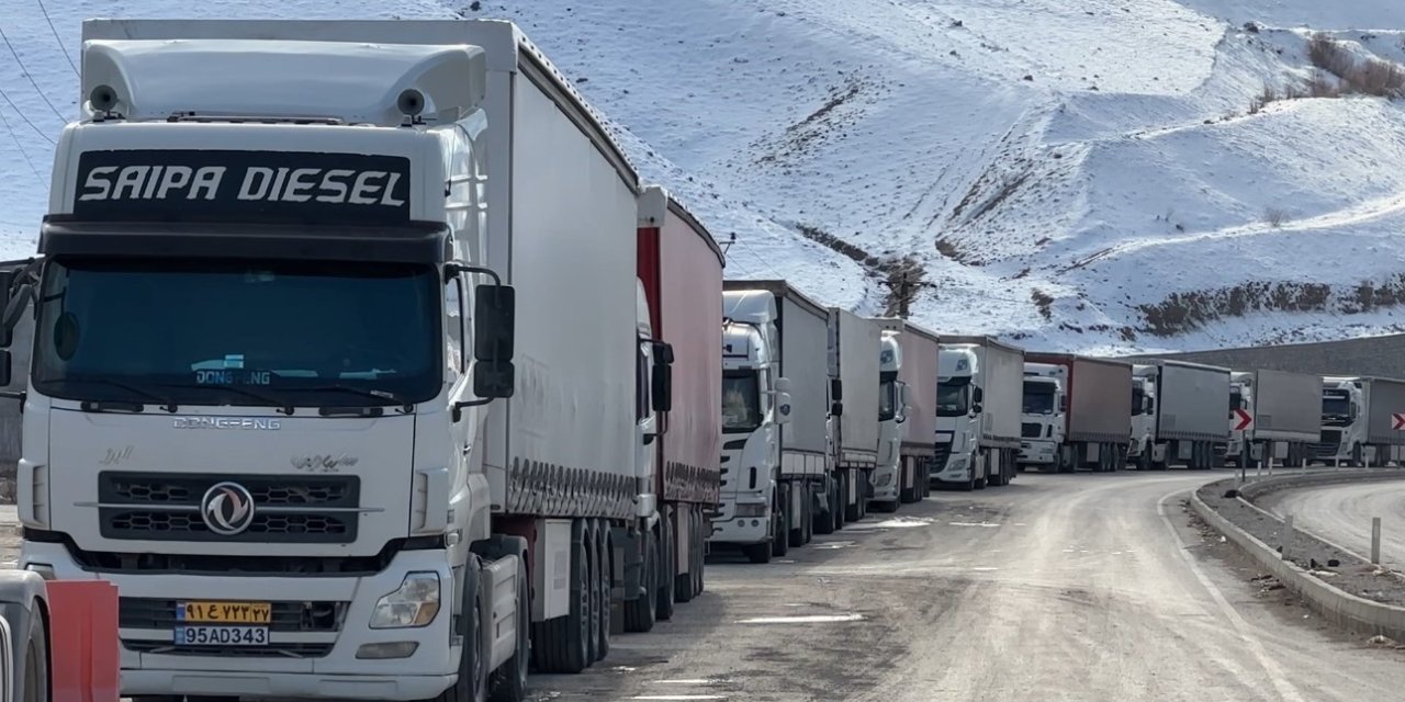 Türkiye-İran sınır kapısında 2 kilometrelik tır kuyruğu oluştu