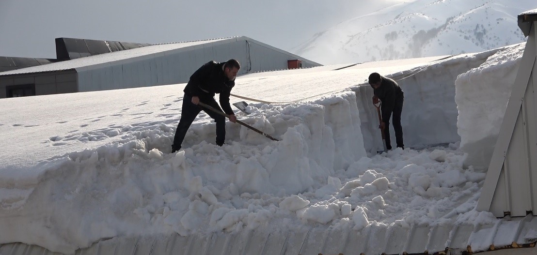 Bitlis’te çatılarda yoğun mesai