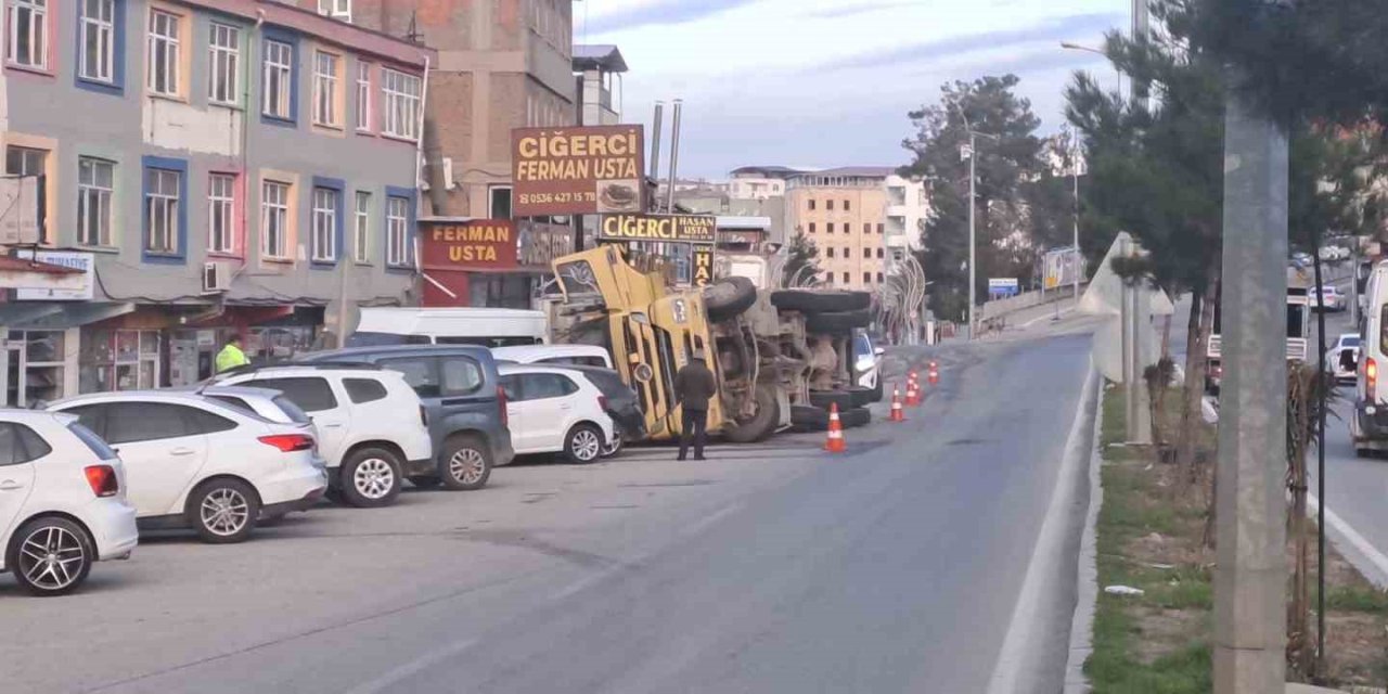 Diyarbakır'da devrilen tır park halindeki 7 araca çarptı