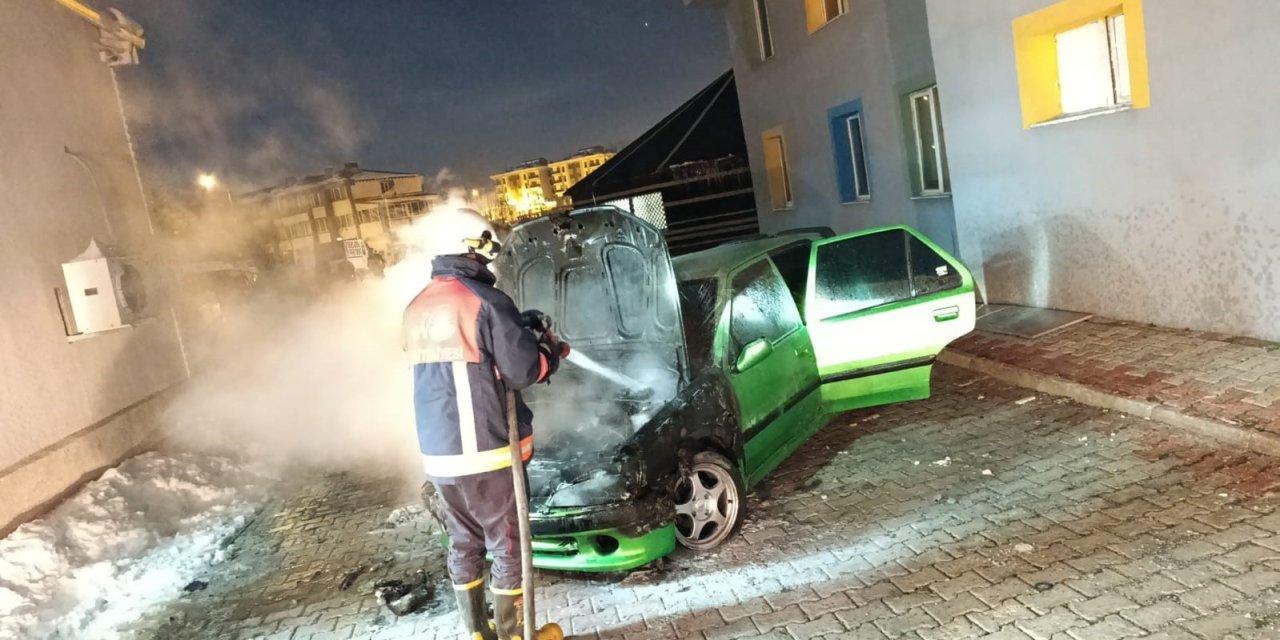 Van’da park halindeki otomobil yandı