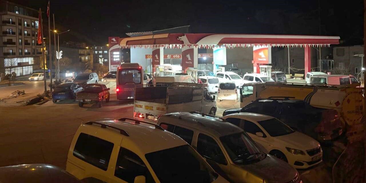 Hakkari’de zam beklentisi istasyonları doldurdu