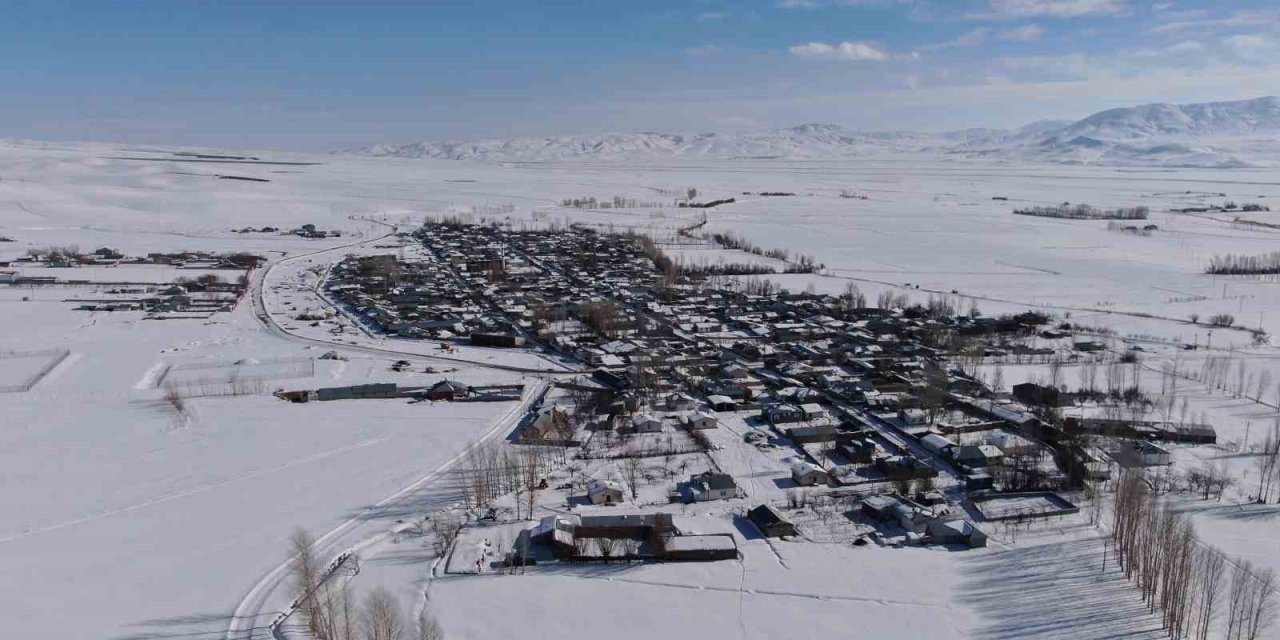 Van’da yerleşim yerleri beyaz gelinliğini giydi