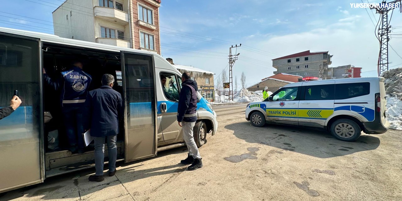 Yüksekova’da yolcu servislerine denetim: Fazla yolcu ve akbil kontrolü yapıldı