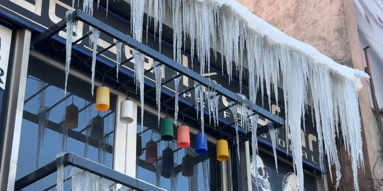 Yüksekova’da buz sarkıtlarının boyu 1 metreyi aştı