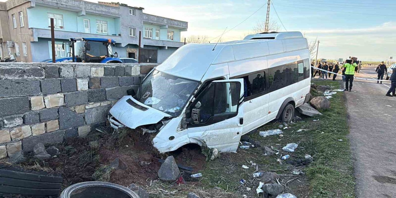 İşçi minibüsü duvara çarptı: 12 yaralı