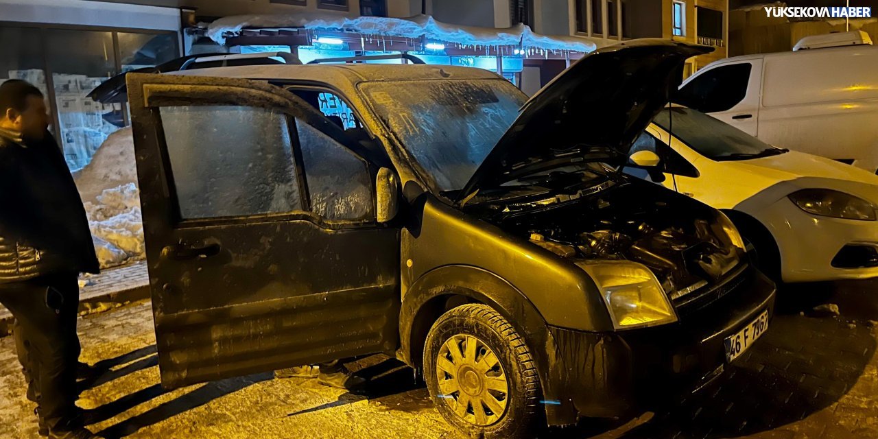 Yüksekova’da park halindeki araç alev aldı