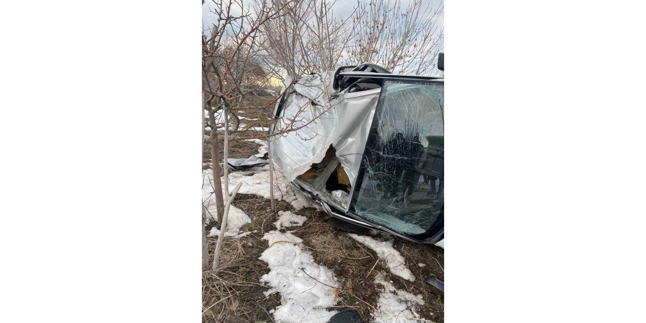 Van’da kamyonet devrildi: 2 yaralı