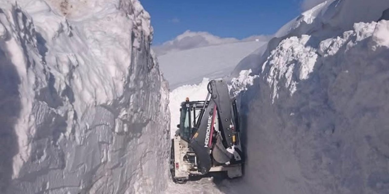 Başkale askeri üs bölgelerinde 4 metre karla mücadele