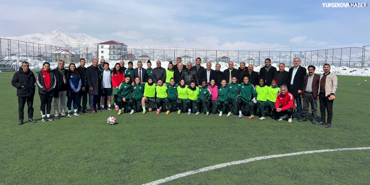 Yüksekova Spor Kadın Futbol Takımı’na muhtarlardan ziyaret