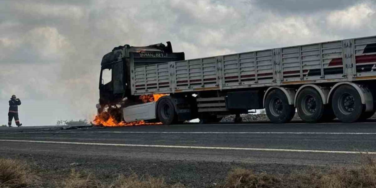 Diyarbakır’da seyir halindeki tırda yangın çıktı