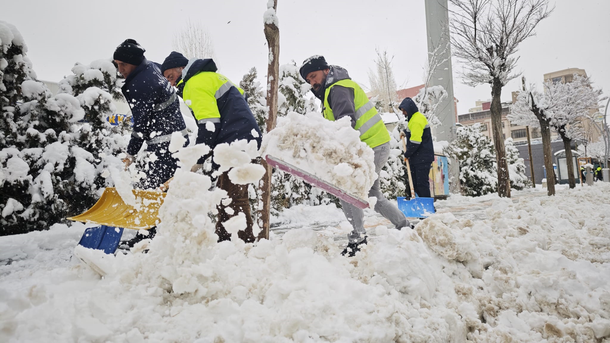 Van'da 143 yerleşim yerinin yolu kardan kapandı