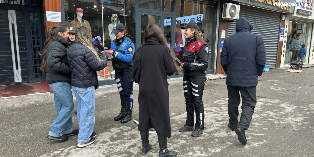Yüksekova’da polis ekipleri 8 Mart’ta kadınlara karanfil dağıttı
