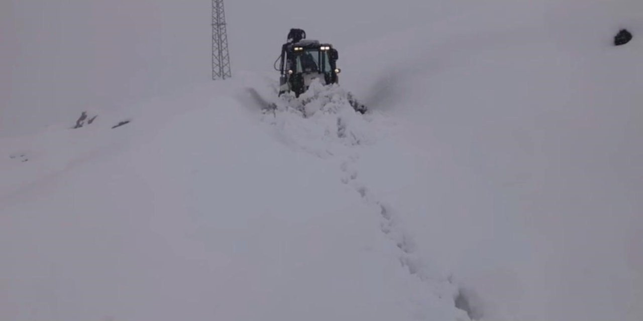 Şırnak’ta kar yolları kapattı