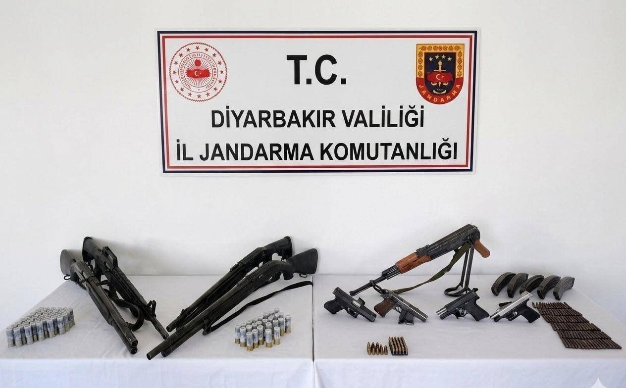Diyarbakır’da jandarma operasyonlarında çok sayıda silah ve aparatı ele geçirildi