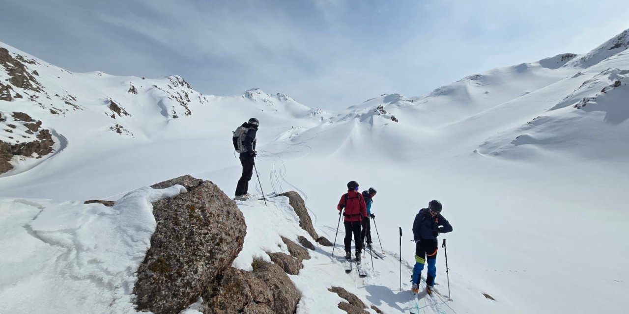Çekyalı 5 dağcının Mor Dağı’na kış tırmanışı 9 saat sürdü