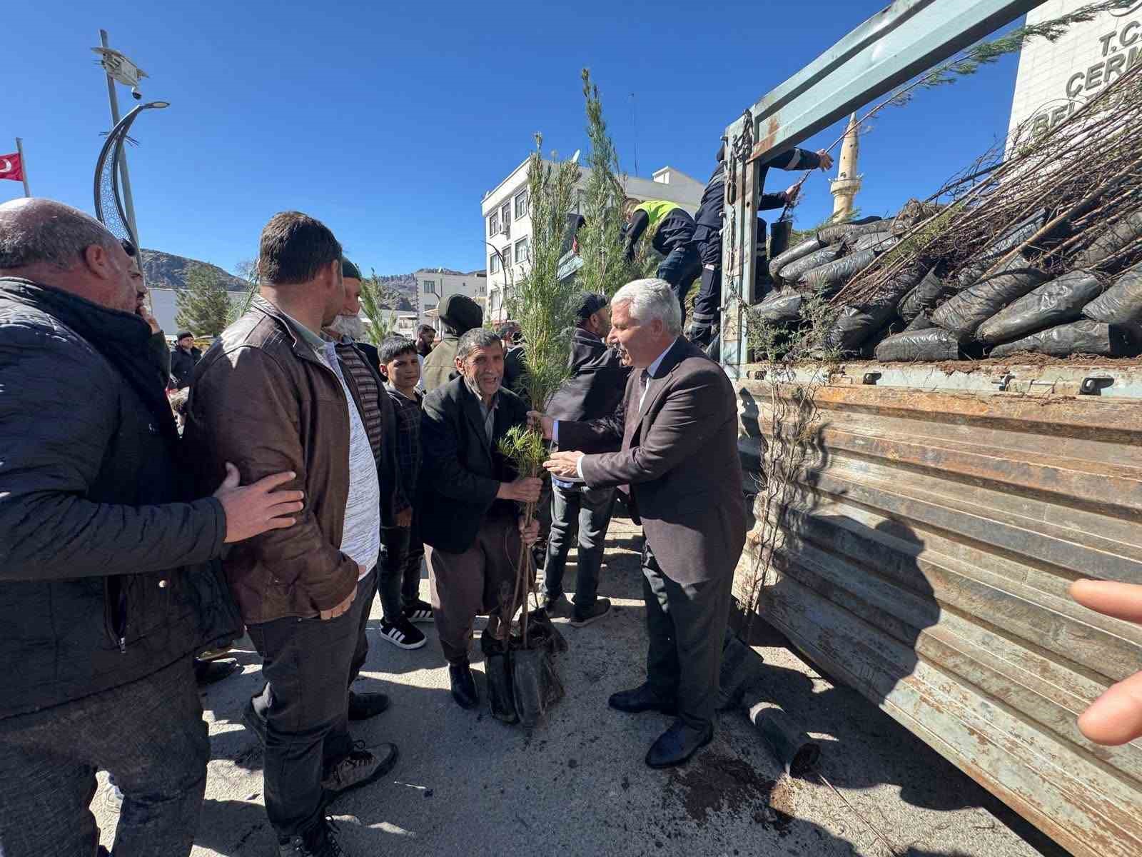 Çermik’te çiftçilere 10 bin adet fidan dağıtıldı