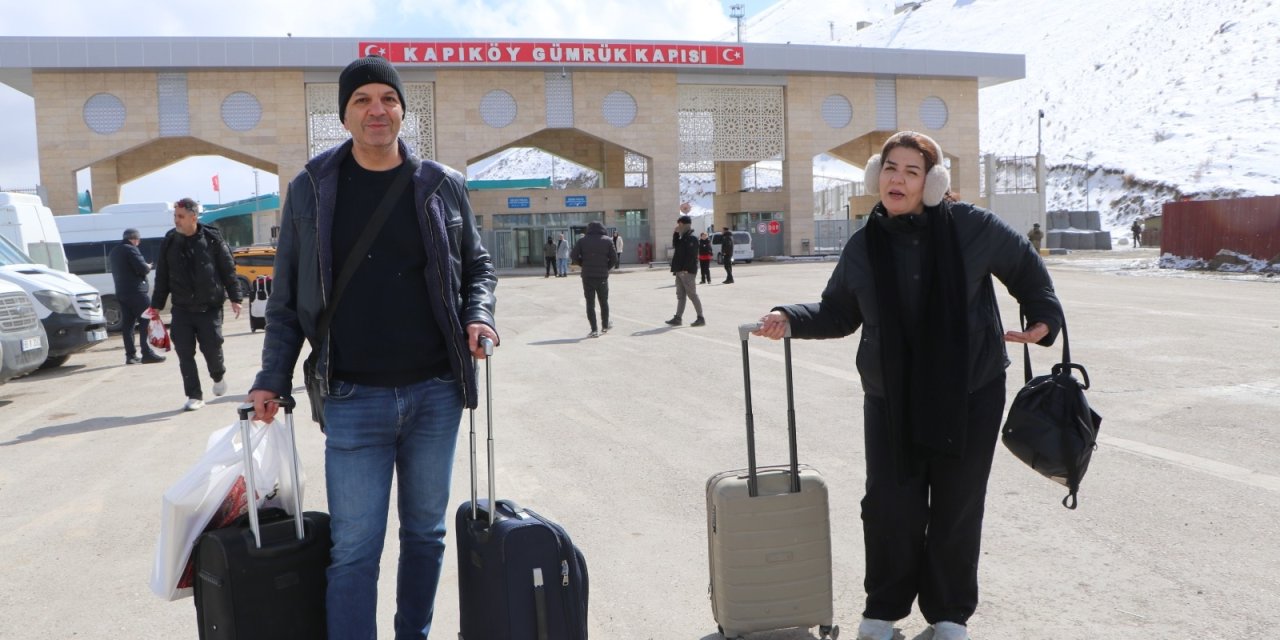 İranlılar sınırda barış mesajları verdi